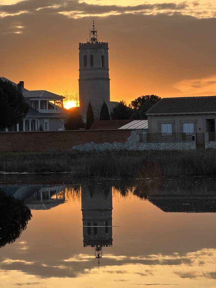 torre reflejada ocaso